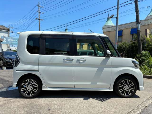 【リフト2基、鈑金・塗装ブースやタイヤチェンジャーなど完備しております。トラブルの際もしっかりサポートさせていただきます】