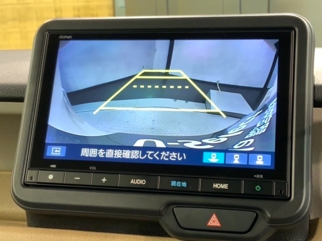リバースギアに入れるだけで後方の表示へ切り替わります。夜間や雨の日の駐車も楽になりますよ。
