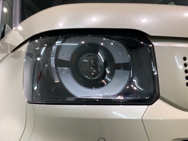 LEDヘッドライトは、点灯の瞬間から最大光量を発揮し、突然暗くなるトンネルなどでの安定感を高めます。