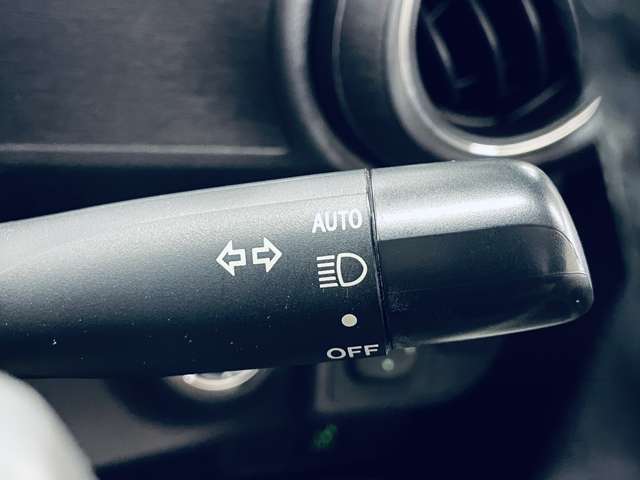「オートライト」　暗くなると自動でライトが点灯し、安全運転を手助け！