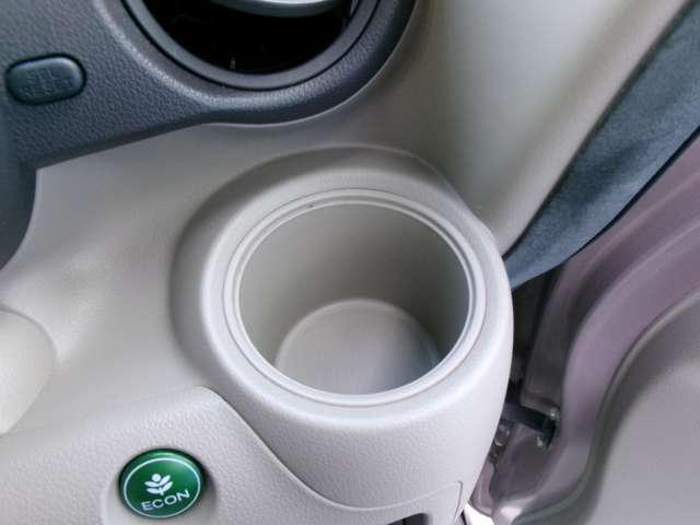 運転席の使いやすい位置にドリンクホルダー完備です♪