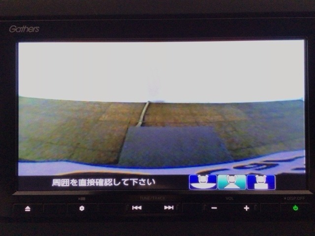 【バックカメラ】運転が苦手な方も車庫入れラクラクです！ギアをリバースに入れれば自動的に切り換わりますので、面倒な操作は不要です♪狭い駐車場もお車を傷つけず安心ですね！