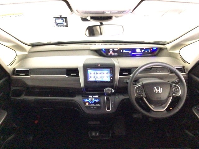 【前方視界】開放的な前方視界！運転がしやすく疲れにくいです♪窓が大きく、見通しがとっても良いおクルマですよ♪