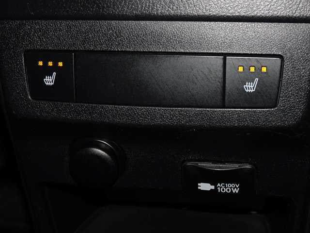 運転おひざ元に各種スイッチが配置されております。