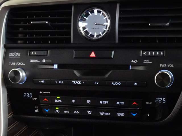 運転席・助手席シートヒーター、シートクーラーが装備されております。