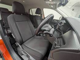 各種ブランドのシートカバーの取り扱いもございます。また、弊社オリジナルフロアマットもご用意しております。自慢の愛車をアレンジしてみてはいかがでしょうか。