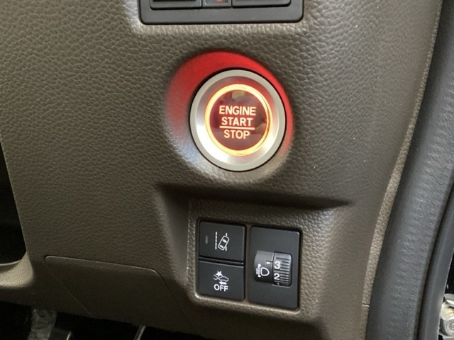 エンジンスタートスイッチの下には、Hondaセンシング用のVSA（ABS＋TCS＋横滑り抑制）解除とレーンキープアシストシステムなどのメインスイッチを装備しています。