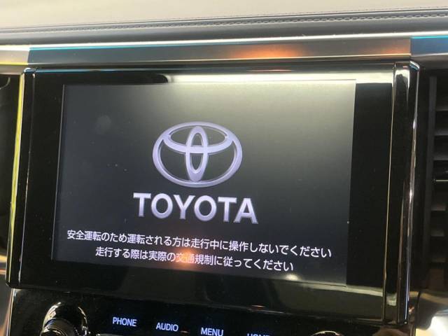 【純正9型メモリナビ】ナビゲーション機能はもちろん、多彩なメディアを大画面でお楽しみ頂けます。フルセグTV、Bluetooth接続に加え、AppleCarPlay・AndroidAutoにも対応！