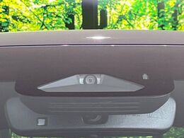 【プリクラッシュセーフティ】前方の車両等を検知し、衝突しそうな時は警報で注意を促し、ブレーキを踏む力をサポート。ブレーキを踏めなかった場合は衝突被害軽減ブレーキが作動、衝突回避をサポートします。