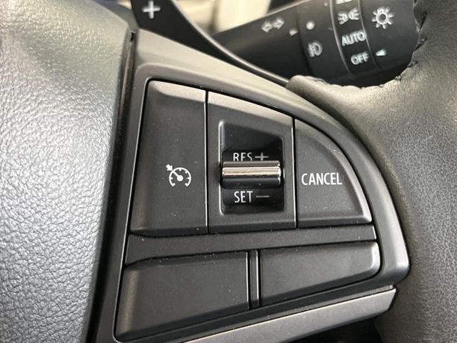 【クルーズコントロール】高速道路もラクラク走行。アクセルを離しても一定速度で走行ができ、長距離運転時の負担を軽減！加速・減速も簡単なスイッチ操作で調整できます。