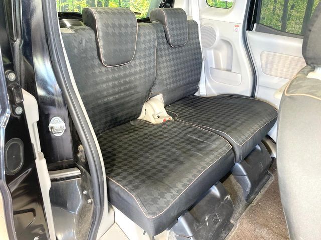 後部座席も気になるようなキズ・汚れやへたり等、大きなダメージはなく、良好な状態です。