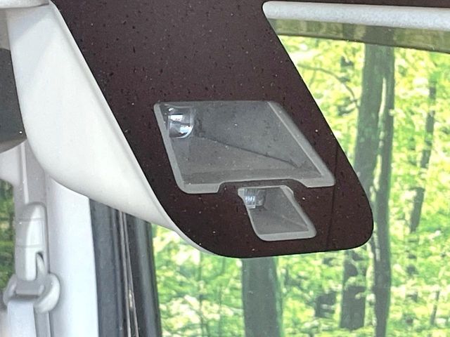 【インテリジェントエマージェンシーブレーキ】フロントカメラで前方の車両や歩行者を検知。衝突しそうな時は衝突被害軽減ブレーキが作動、衝突回避をサポート。より安全にドライブをお楽しみいただけます。