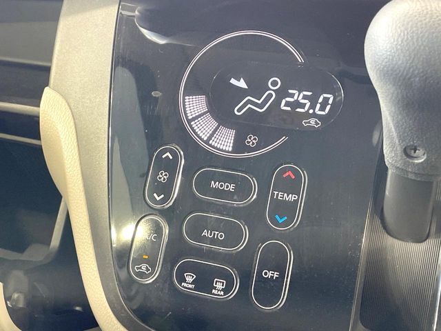 【オートエアコン】一度お好みの温度に設定すれば、車内の温度を検知し風量や温度を自動で調整。暑い…寒い…と何度もスイッチ操作をする必要はありません。快適な車内空間には必須の機能ですね♪