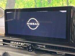 【メーカー純正12型ナビ】インテリアに溶け込むスタイリッシュな「専用設計」メーカーナビを装備♪視認性や操作性など基本性能にも優れ、より上質なカーライフをお楽しみいただけます。