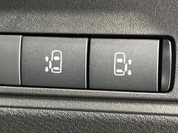 【ハンズフリー機能付き両側パワースライドドア】スライドドアの下に足先を入れてすぐ引くと、自動的にスライドドアが開閉します！荷物で両手がふさがった状態でも、ドアの開閉ができてとっても便利！