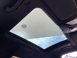 【サンルーフ】開放感たっぷりの希少装備、サンルーフが装着されています！車内に明かりを取り入れたり景色を楽しむ以外にも、車内の空気も簡単に換気できて快適です！