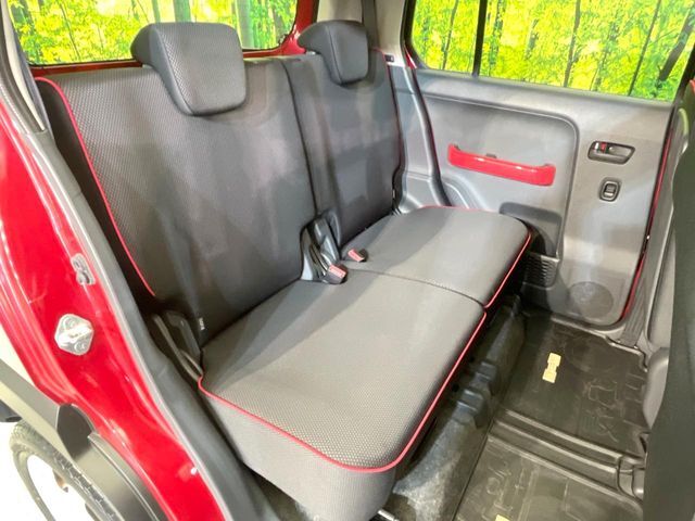 後部座席も気になるようなキズ・汚れやへたり等、大きなダメージはなく、良好な状態です。