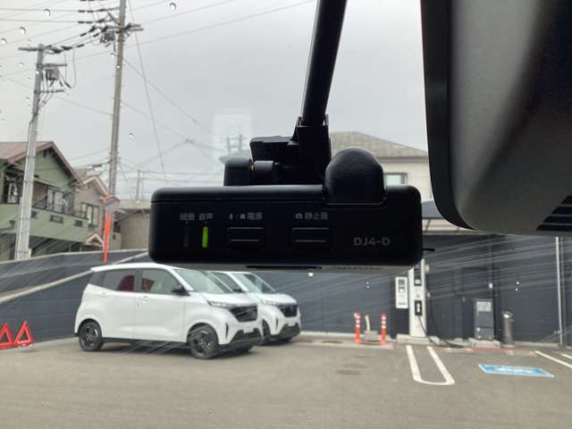 ドライブレコーダーは、車の運転中に前方の映像を記録する装置です。万が一の事故の際に、状況を記録して証拠として利用することができます。