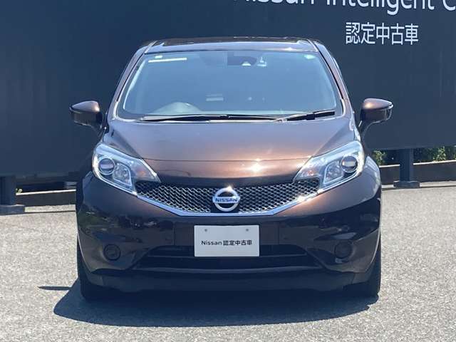 フロントガラスの上部には衝突軽減ブレーキの装置も付いており、より安全に運転を楽しんでいただくことができます。