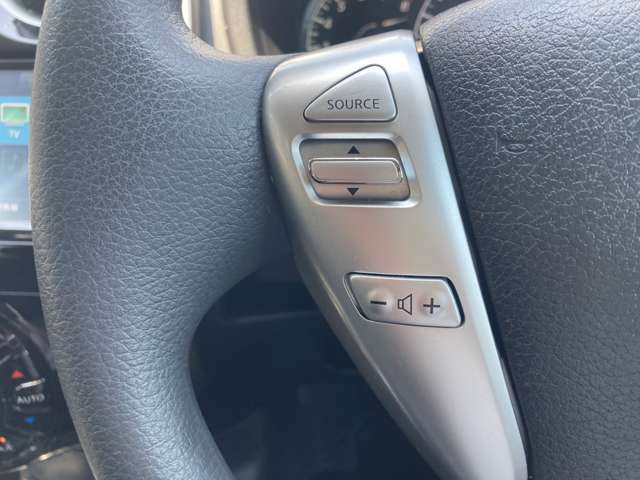 ■ステアリングスイッチ■ハンドル手元でオーディオの操作が簡単に出来ます。運転中でもナビまで手を伸ばさずに操作が出来て安心です。