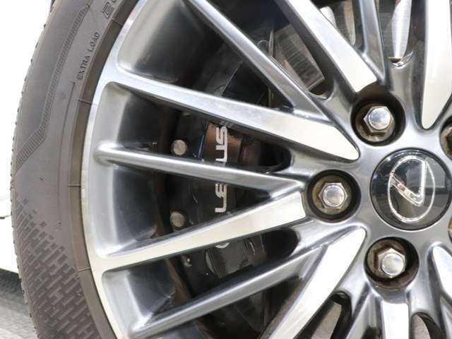 【“F SPORT”専用brembo製対向6ポッドキャリパー】【“F SPORT”専用鍛造19インチアルミホイール】