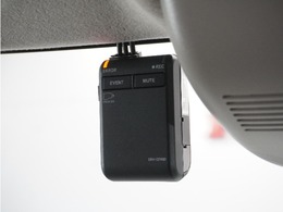 ◆ドライブレコーダー◆映像・音声などを記録する自動車用の装置です。　もしもの事故の際の記録はもちろん、旅行の際の思い出としてドライブの映像を楽しむことができます。