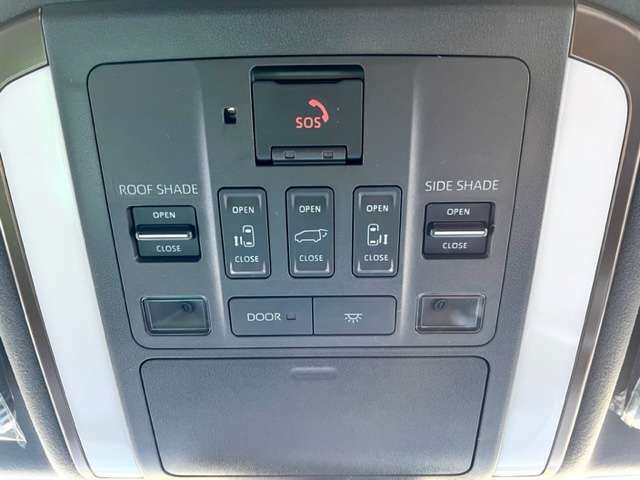 運転席から両側パワースライドドアの開閉は勿論、左右独立ムーンルーフシェイド、サイドサンシェイド（トヨタ初）、パワーバックドアの開閉までボタン一つで操作できます。