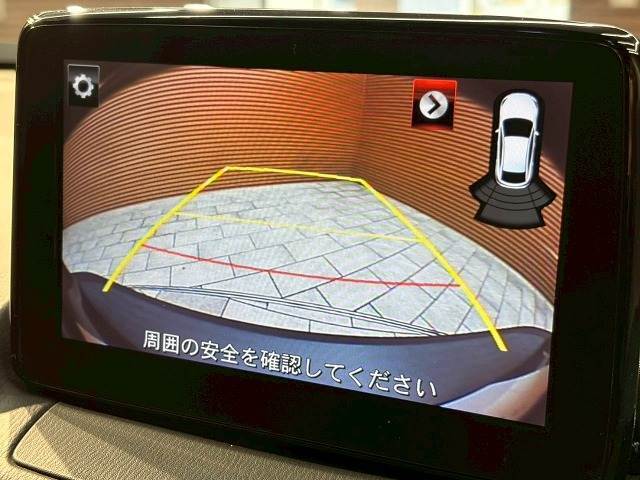 【カラーバックモニター】を装備しております。リアの映像がカラーで映し出されますので日々の駐車も安心安全です。
