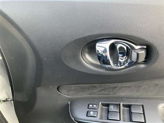 窓開閉スイッチも大きくて運転中でもらくらく操作！！