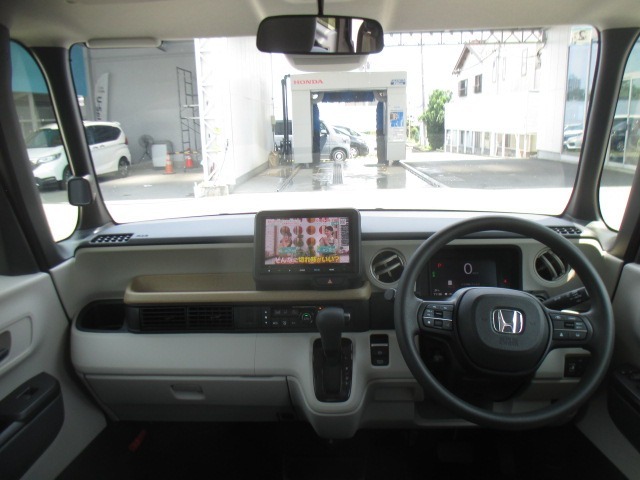 インパネ周りのお写真です。　視界が広く運転もしやすくなっております♪