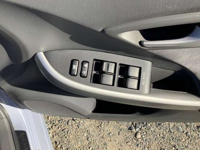 ハイブリッド車のメリットは燃費が良いのは勿論ですが、維持費も安くお財布に優しいところです！