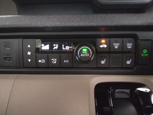 オートエアコン装着車で車内はいつも快適です！