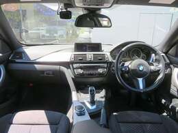 ◆インスツルメントパネルやインテリアトリムなどは、調和しなが洗練された室内を作り上げ、スイッチ類によって、優れた操作性をも実現。ドライバーの視線や動線を考え、人間工学に基づきデザインされています◆