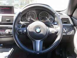 ◆インスツルメントパネルやインテリアトリムなどは、調和しなが洗練された室内を作り上げ、スイッチ類によって、優れた操作性をも実現。ドライバーの視線や動線を考え、人間工学に基づきデザインされています◆