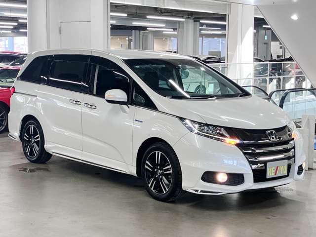 雨が降ってもゆったりと車選びができる全天候型立体展示場！エスカレーター完備！