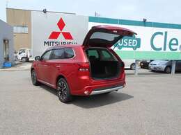 テールゲートもここまで開くので荷物の出し入れがしやすいですよ＾＾