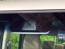 【ホンダセンシング】走行中に前方の車両等を認識し、衝突しそうな時は警報とブレーキで衝突回避と被害軽減をアシスト。より安全にドライブをお楽しみいただけます。