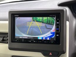 【バックカメラ】駐車時に後方がリアルタイム映像で確認できます。大型商業施設や立体駐車場での駐車時や、夜間のバック時に大活躍！運転スキルに関わらず、今や必須となった装備のひとつです！