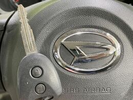 【キーレス】少し離れた場所からでもボタン一つでドアの開錠・施錠ができるのでとっても便利！ドアの鍵穴周りに傷をつけることもありません♪