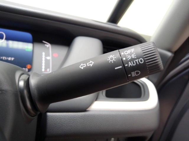 オートヘッドライト標準装備です。車外の明るさに応じて自動的にヘッドライトの点灯・消灯をしてくれます。トンネルの出入り口などで活躍してくれます。