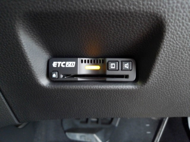 有料道路をキャッシュレスで通行できるETC車載器付きです。運転席足元に設置されています。ETCセットアップ費用は含まれておりません。別途必要となります。