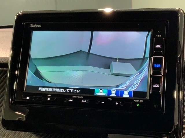 リバースギアに入れるだけで後方の表示へ切り替わります。夜間や雨の日の駐車も楽になりますよ。