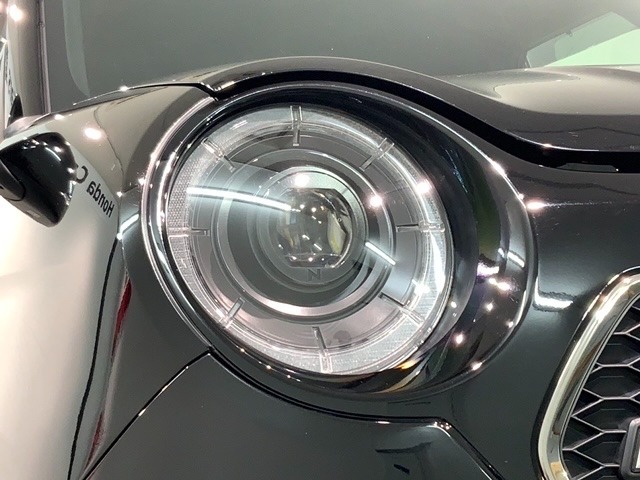 LEDヘッドライトは、点灯の瞬間から最大光量を発揮し、突然暗くなるトンネルなどでの安定感を高めます。