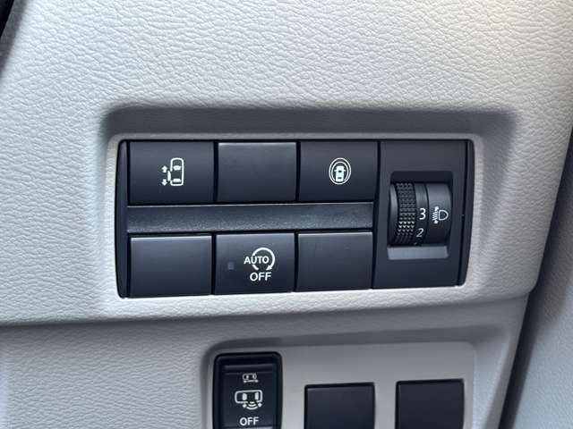 左側オートスライドドアの開閉スイッチが運転席にあるので、運転席に座ったままスライドドアの開閉が可能です◎荷物を持ったままドアを開けるとき、人を迎えに行ったとき想像してください。。。便利ですよね！