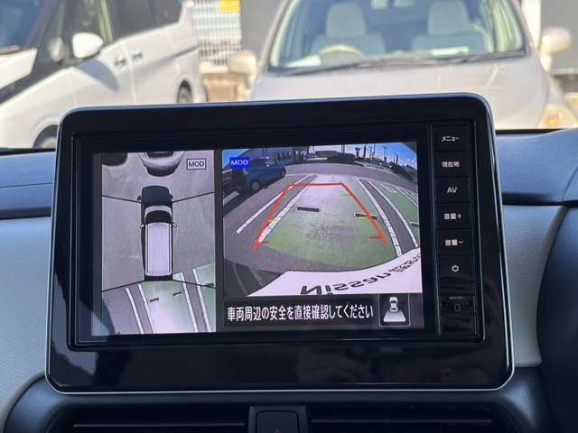 車を空から見たような映像が映る、アラウンドビューモニターで車両周辺の安全確認も一目でできます！小さなお子様や障害物も確認できるので、運転のし易さだけではなく事故防止にも役立ちます♪
