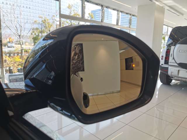 【ブラインドスポットモニター】車外の車をいち早く検知しドライバーに知らせるドライバーアシスト機能となっております。