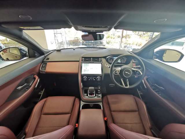 JAGUARならではの高級感と水平性を意識したデザインになっており、無駄のないラグジュアリーな作りを実現したインテリアとなっております。