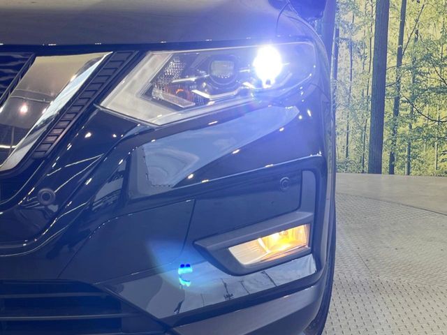 【LEDヘッドライト】悪天候や夜間走行時も良好な視界を確保し安心して運転できる高輝度LEDヘッドライトを装備！点灯速度が早く、消費電力も抑えられています。