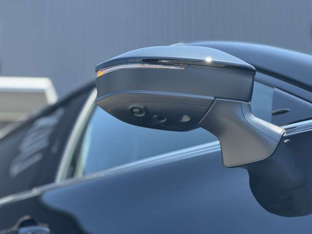 【パノラミックビューモニター】360度カメラも装着されております！車内のスイッチで切り替え可能です！リバース時には、自動でバックカメラと併用で映し出されますので、全周囲を確認しながら後退可能です！！！