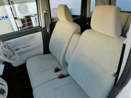 前席はベンチシート仕様なので助手席・運転席側への移動もスムーズに行えます。